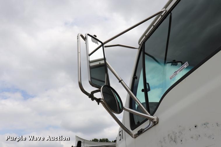 image for item DQ9498 2004 Sterling L7500 truck chassis