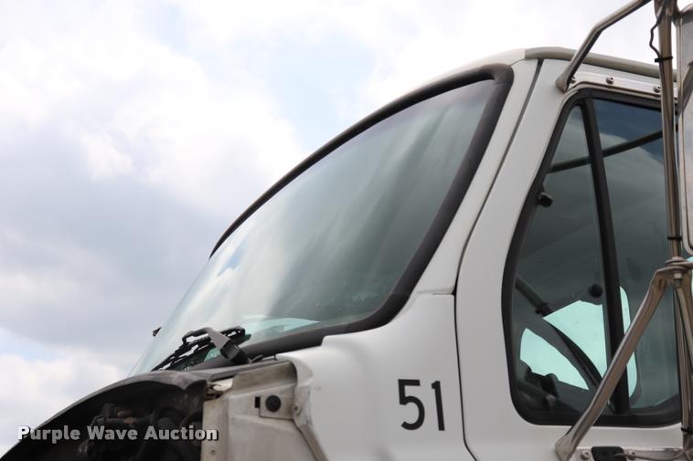 image for item DQ9498 2004 Sterling L7500 truck chassis