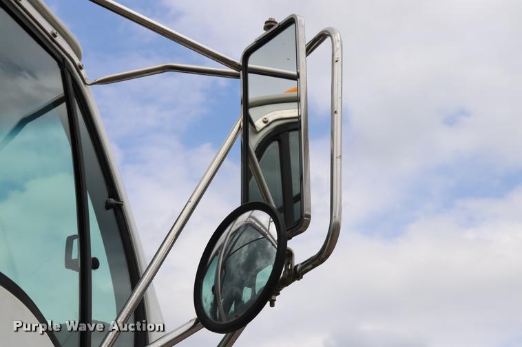 image for item DQ9498 2004 Sterling L7500 truck chassis