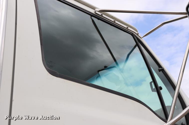 image for item DQ9498 2004 Sterling L7500 truck chassis