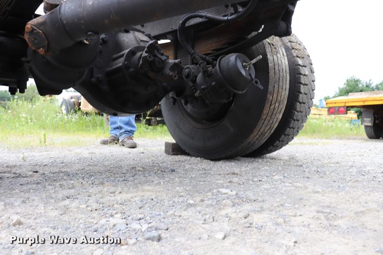 image for item DQ9498 2004 Sterling L7500 truck chassis