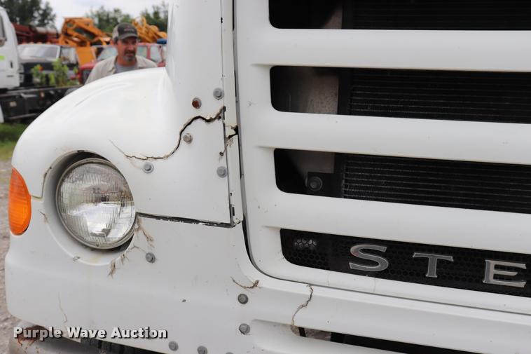 image for item DQ9498 2004 Sterling L7500 truck chassis