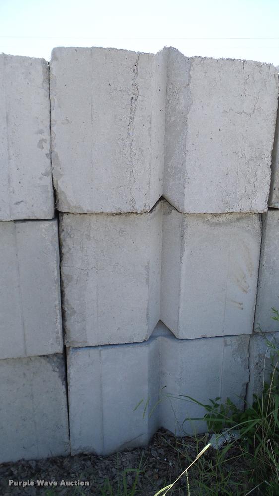 image for item G1226 (12) concrete blocks
