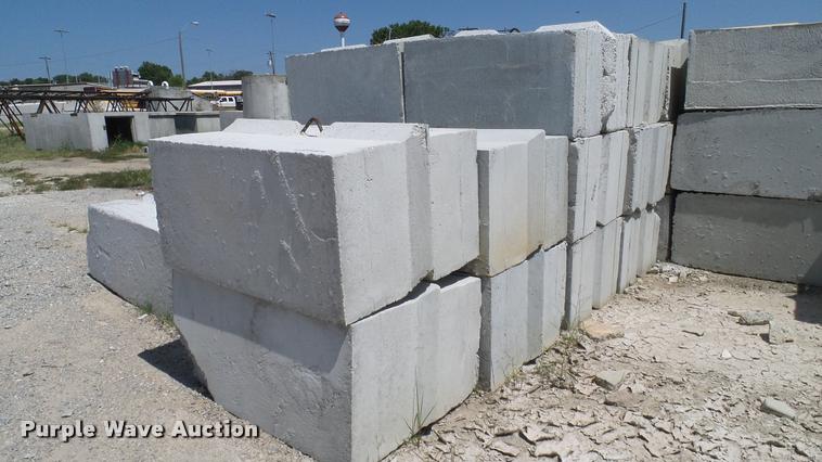 image for item G1228 (12) concrete blocks