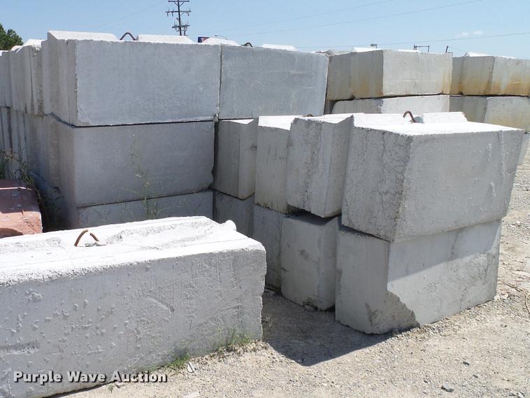 image for item G1235 (12) concrete blocks