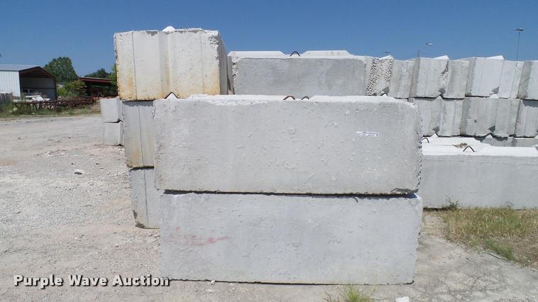 image for item G1246 (10) concrete blocks