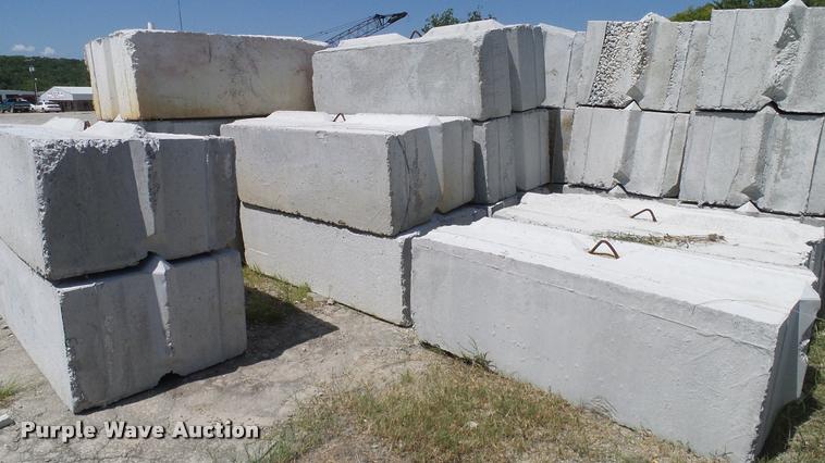 image for item G1246 (10) concrete blocks