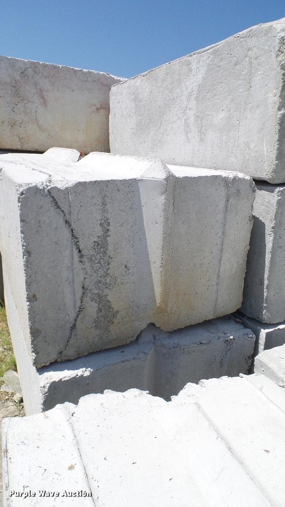 image for item G1251 (10) concrete blocks