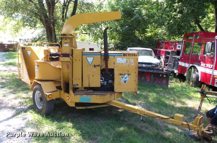 image for item K1856 1998 Vermeer BC1250A wood chipper