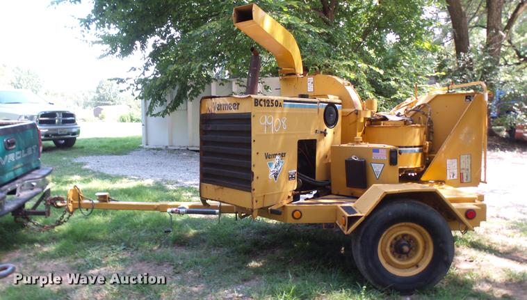 image for item K1856 1998 Vermeer BC1250A wood chipper