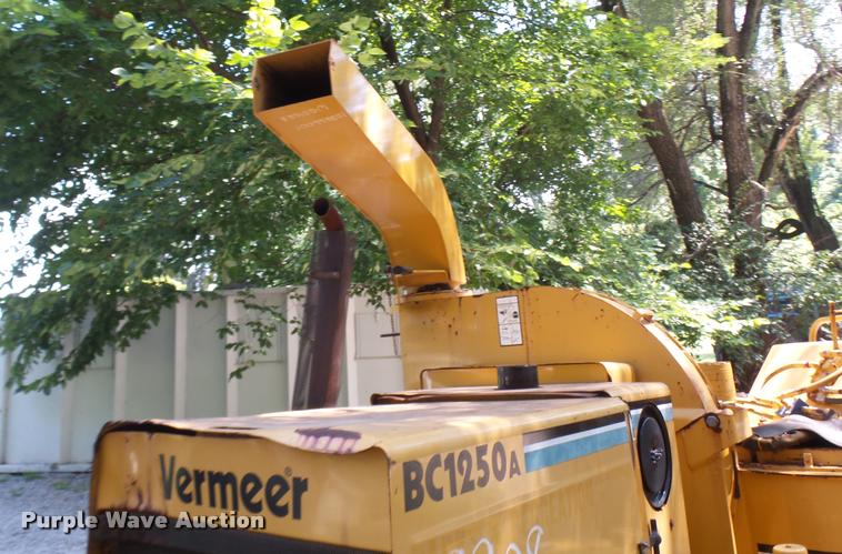 image for item K1856 1998 Vermeer BC1250A wood chipper