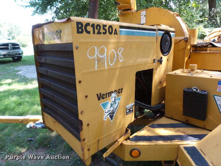 image for item K1856 1998 Vermeer BC1250A wood chipper