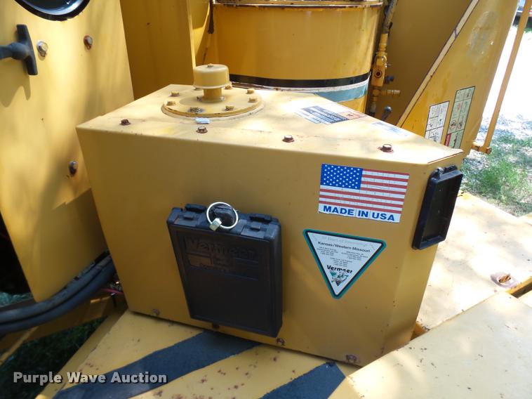 image for item K1856 1998 Vermeer BC1250A wood chipper