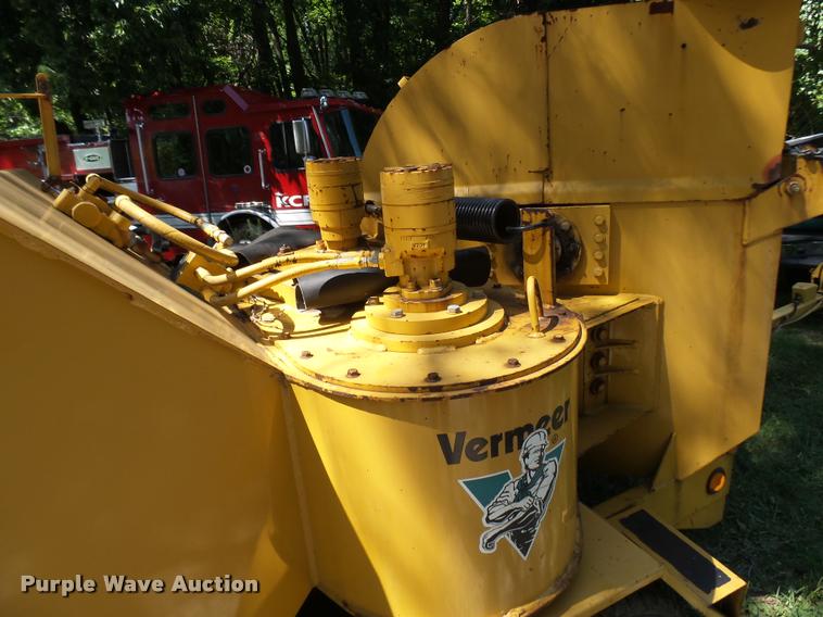 image for item K1856 1998 Vermeer BC1250A wood chipper