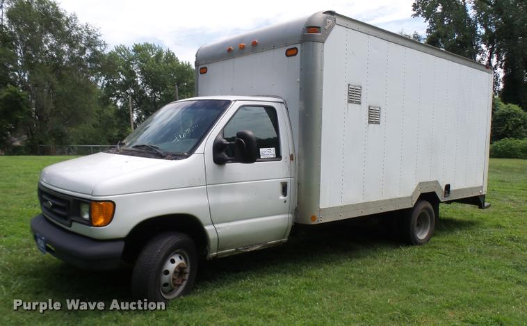 image for item K1859 2003 Ford E350 Super Duty delivery van