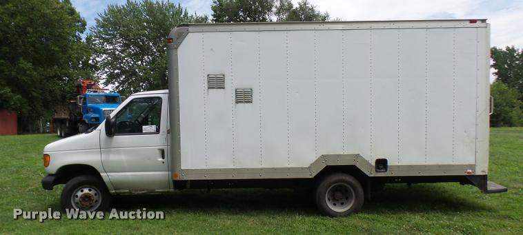 image for item K1859 2003 Ford E350 Super Duty delivery van