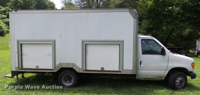 image for item K1859 2003 Ford E350 Super Duty delivery van