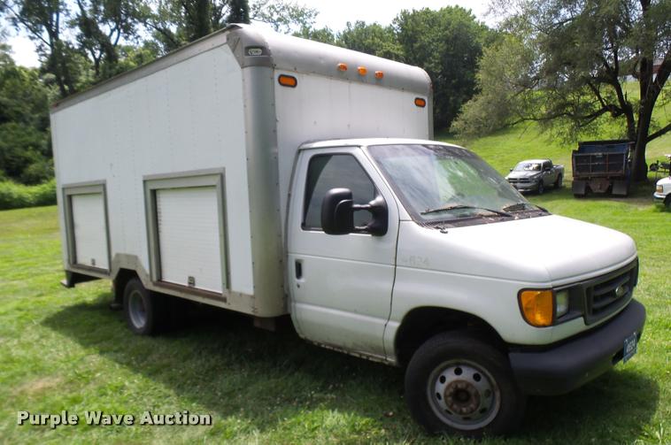 image for item K1859 2003 Ford E350 Super Duty delivery van