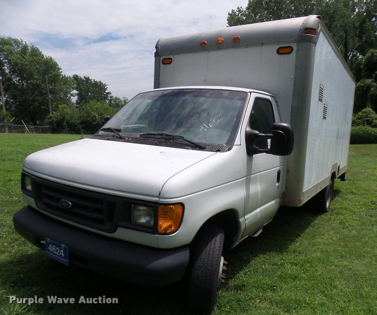 image for item K1859 2003 Ford E350 Super Duty delivery van