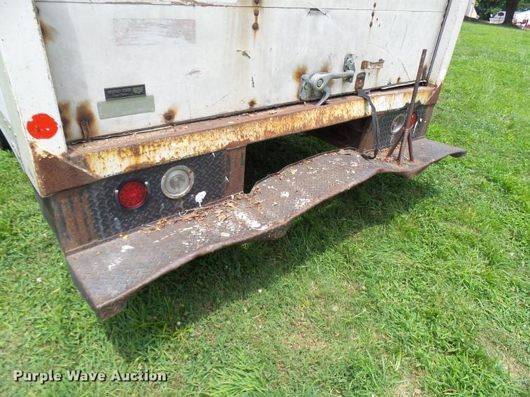 image for item K1859 2003 Ford E350 Super Duty delivery van