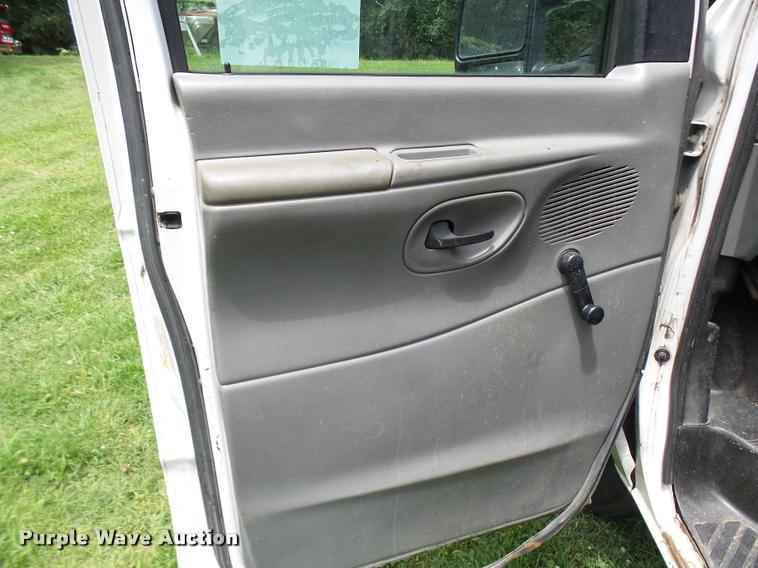 image for item K1859 2003 Ford E350 Super Duty delivery van