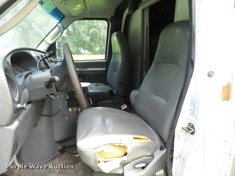 image for item K1859 2003 Ford E350 Super Duty delivery van
