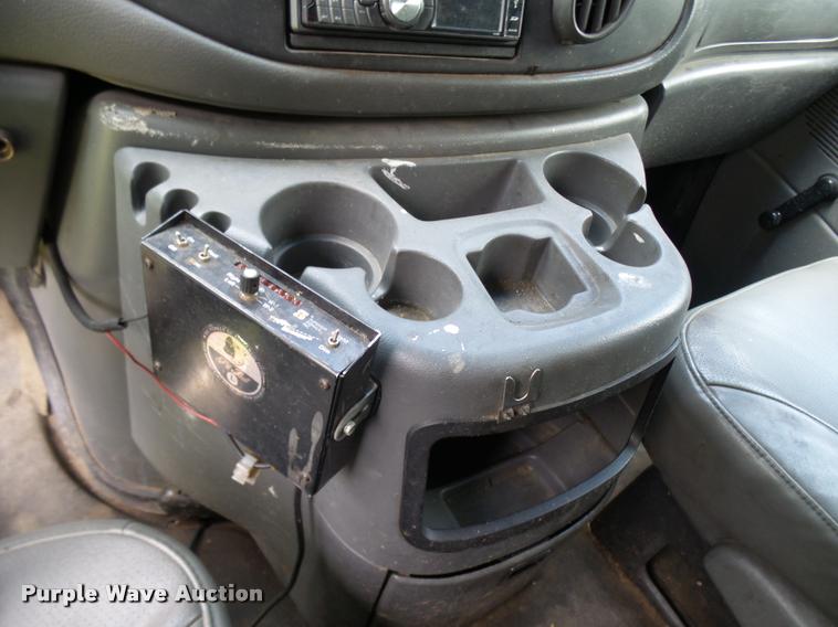 image for item K1859 2003 Ford E350 Super Duty delivery van