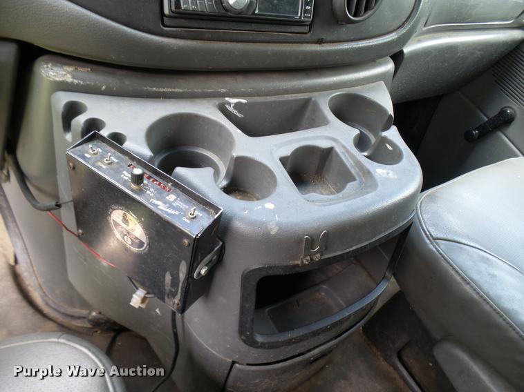 image for item K1859 2003 Ford E350 Super Duty delivery van