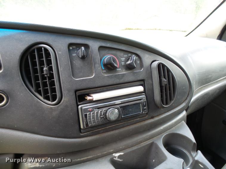 image for item K1859 2003 Ford E350 Super Duty delivery van