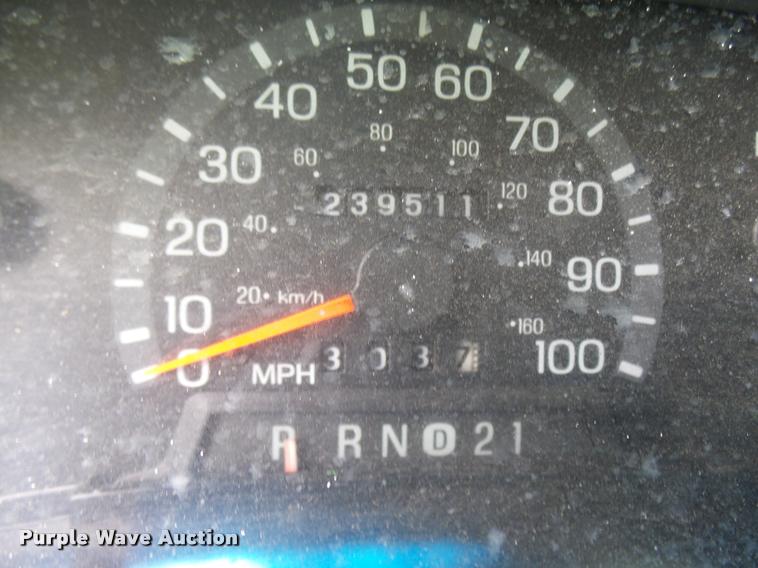 image for item K1859 2003 Ford E350 Super Duty delivery van