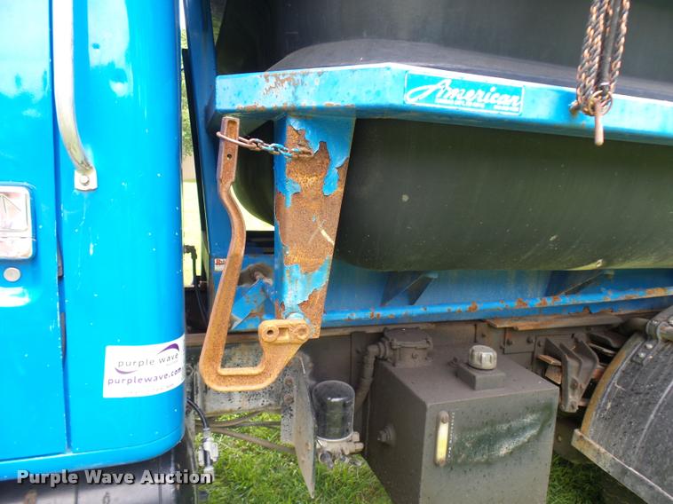 image for item K1862 2001 International 4900 dump truck