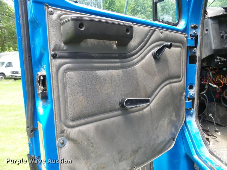 image for item K1862 2001 International 4900 dump truck