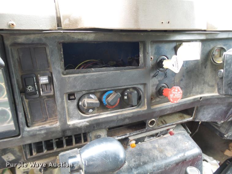 image for item K1862 2001 International 4900 dump truck