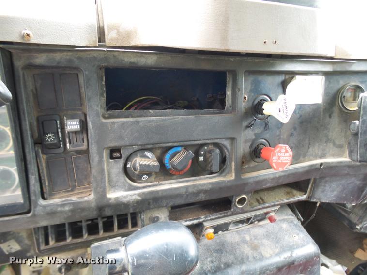 image for item K1862 2001 International 4900 dump truck