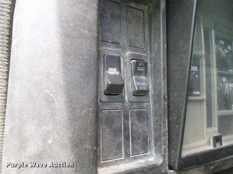 image for item K1862 2001 International 4900 dump truck