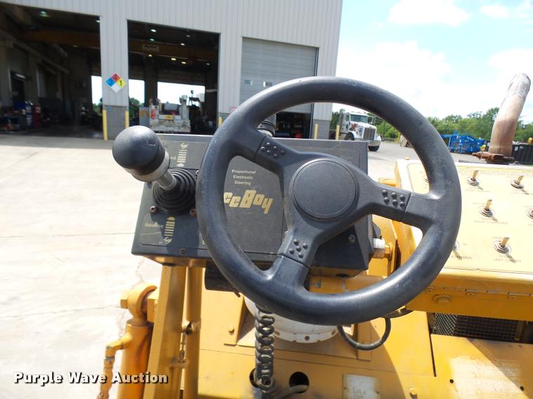 image for item K1865 2004 LeeBoy L-8515-T paver