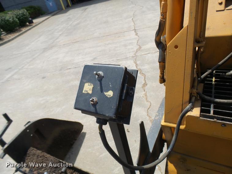 image for item K1865 2004 LeeBoy L-8515-T paver