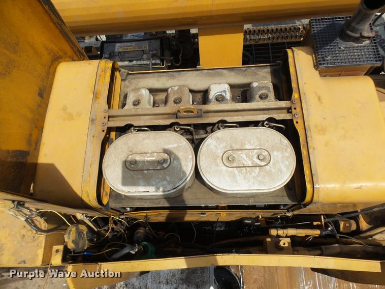 image for item K1865 2004 LeeBoy L-8515-T paver