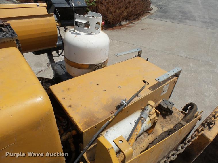 image for item K1865 2004 LeeBoy L-8515-T paver