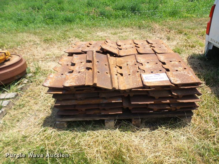 image for item K1868 Caterpillar 963 double grouser track pads