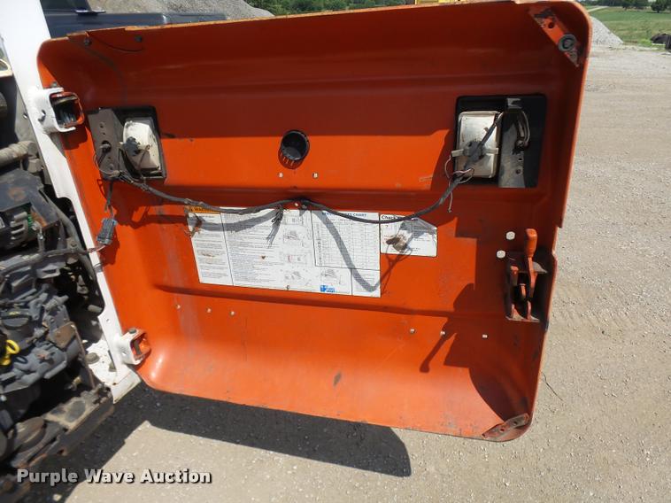 image for item K1875 2002 Bobcat T200 skid steer