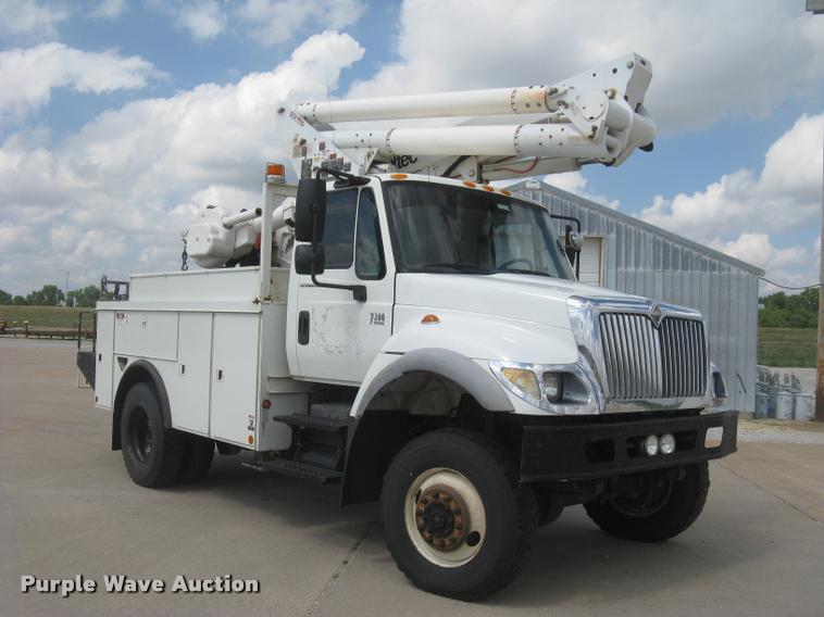 image for item L2311 2007 International 7300 bucket truck