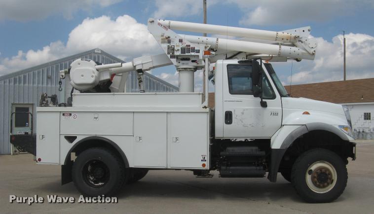 image for item L2311 2007 International 7300 bucket truck