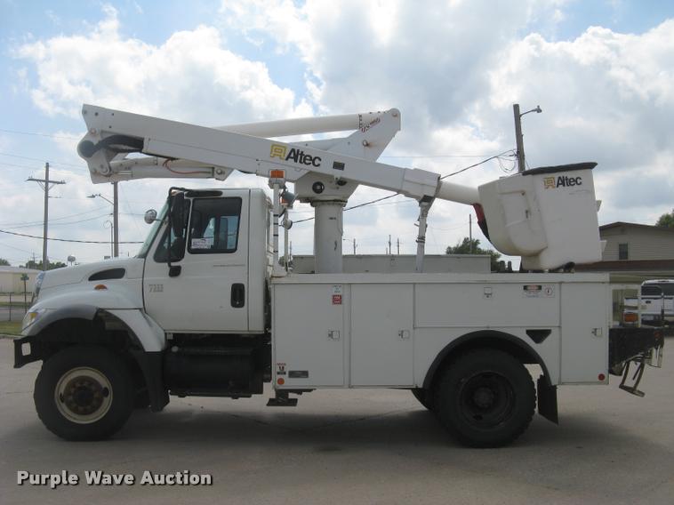 image for item L2311 2007 International 7300 bucket truck