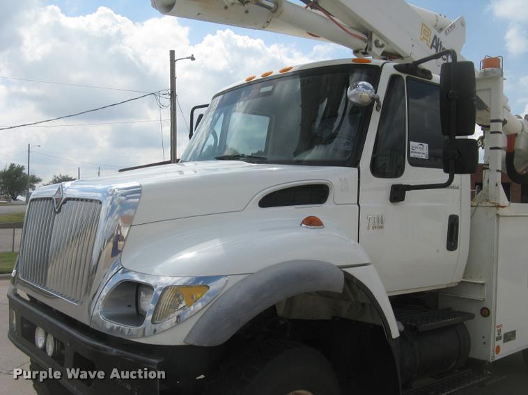 image for item L2311 2007 International 7300 bucket truck