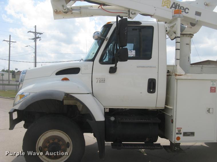 image for item L2311 2007 International 7300 bucket truck