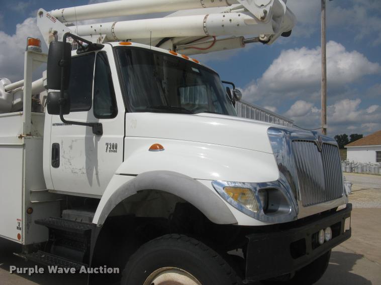 image for item L2311 2007 International 7300 bucket truck