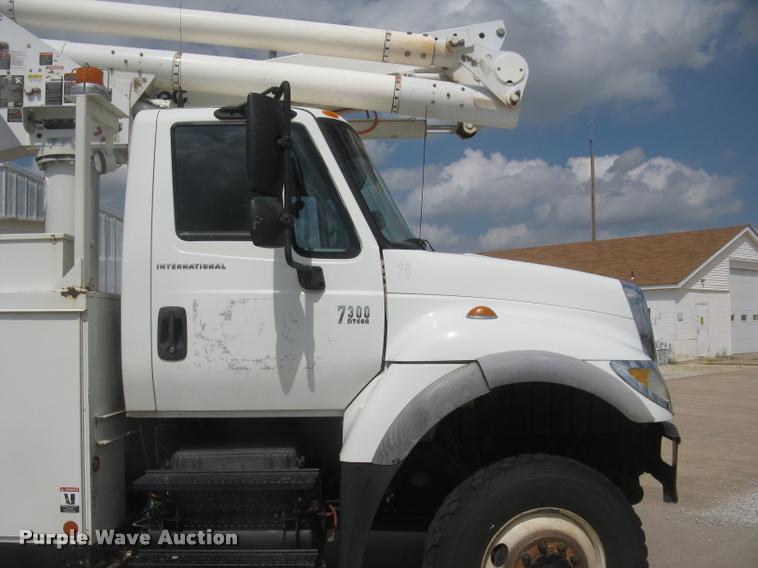 image for item L2311 2007 International 7300 bucket truck