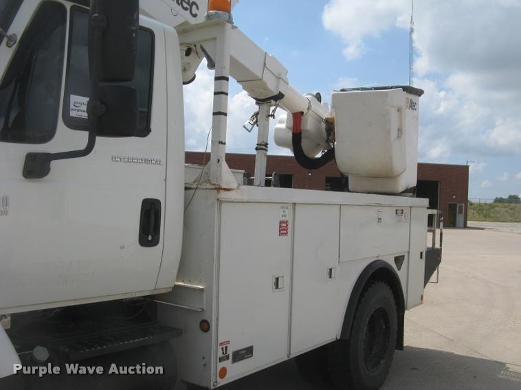 image for item L2311 2007 International 7300 bucket truck