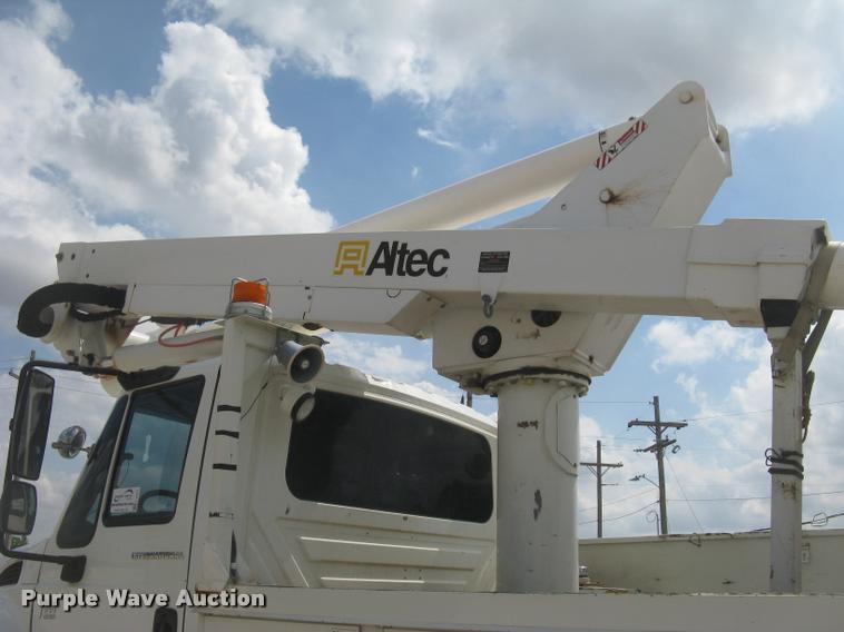 image for item L2311 2007 International 7300 bucket truck
